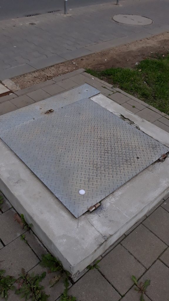 Manhole antenna
